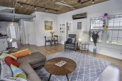 Image de Charming & Bright Southtown Bungalow