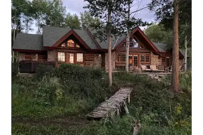 Image de Secluded log cabin along serene Hurd Creek ♥