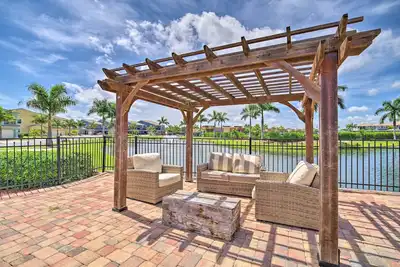 Image de Upscale Florida Townhome - 1/2 Mi to Beach!