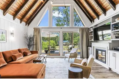 Image de Enjoy everything Lake Geneva has to offer in gorgeously remodeled Fontana home!