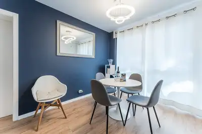 Image de GuestReady - Nuances de bleu avec balcon