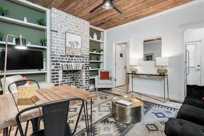 Image de Historic District ★ Charming Duplex Cottage ★ 2apts/5bdrs ★ Private Courtyard