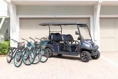 Image de 6-Seat Street Legal Golf Cart! 4 Bikes! Fully Stocked Kitchen, Garage w\/ Beach Gear and Mlb Extra Innings
