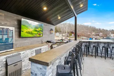 Image de Lakefront! Patio bar, 2 Boat slips & Sun dock! Close to Coconuts Pool