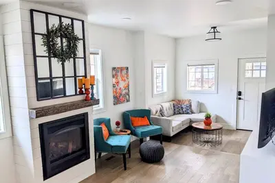 Image de ⭐New Bungalow 1 mi to Downtown/Lake⭐