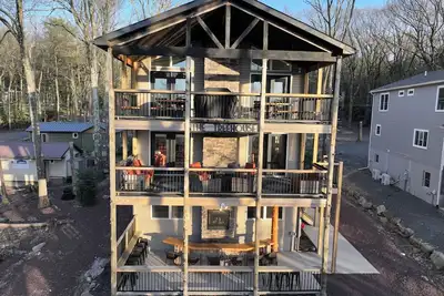 Image de \"Treehouse\"Amazing Lake View, 9 Bed5. 5 Bath, Hot Tub, Sauna, Poker & Pool Table, Fire Pit, Ping Pong