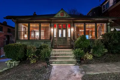 Image de Patio Suite with Sunroom, steps from Tom Patterson by Henry House Stays
