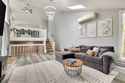 Image de Modern, Community Lake & Pool, Jacuzzi, Fire Pit