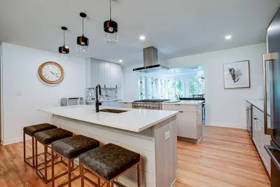 Bright Modern 4 Bedroom Home w\/ Elite Pool Table!