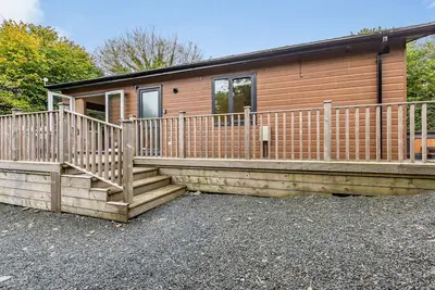 Image de New in 2018. Deluxe lodge with two doubles each with a Tv one with en suite walk in shower.