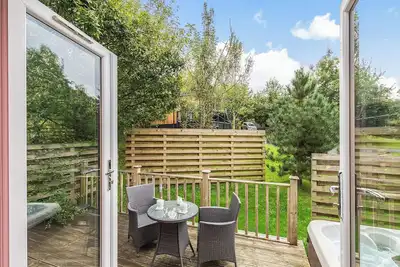 Image de Semi-detached deluxe lodge offering the perfect romantic retreat for couples.