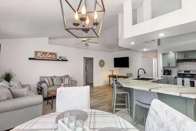 Image de Milly · Spacious Luxury Pool Home Oasis · 8 mi to Airport