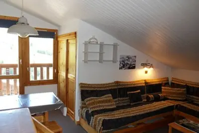 Image de Studio fonctionnel au centre avec casier à skis