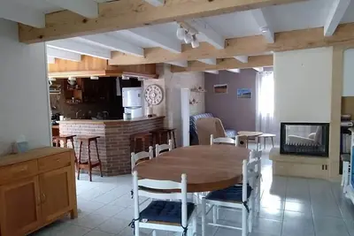 Image de Maison climatisée 4 pièces, 8 couchages, proche plage et commerces, avec véranda et barbecue