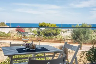 Sea View Apt with parking 200m from Cala Paura