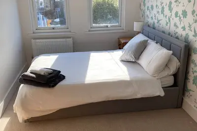 Image de Modern townhouse, stones throw from the beach and close to Margate.
