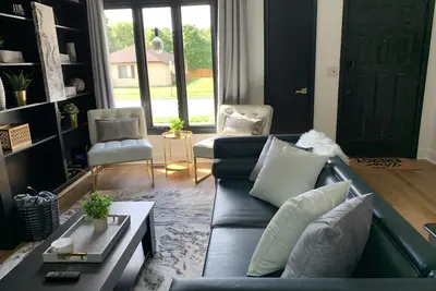 Image de Modern 3 bd next to playground, trials and park
