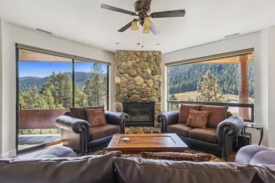 Image de Updated 2 Bedroom Condo with Glorious Mountain Views!
