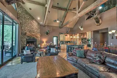 Image de Outdoor Fireplace, Gas Grill: Luxe Heber Cabin!