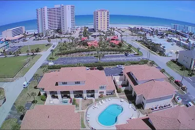 Image de Spacious 2nd Floor, 2 Bedroom 2 Bath Condo. Steps to the Beach!