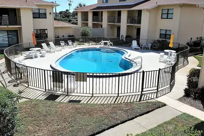 Image de One Block to the Beach! Spacious 2 Bedroom 2 ½ Bath Townhouse Overlooking Pool