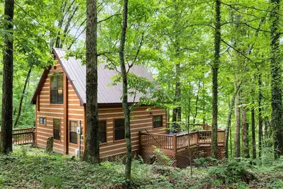 Image de Grady`s Hideaway | Rustic Cabin + Private Hot Tub | Sleeps 4