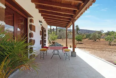 Image de Maison de vacances accessible 'El Algarrobero' avec vue sur les montagnes et piscine privée.