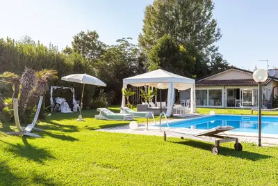 Image de Appartement \"Fioccomare Tre\" avec vue sur les montagnes, piscine partagée et Wi-Fi.