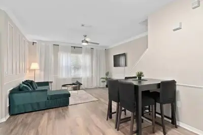 Image de Emerald House “Your home away from home!