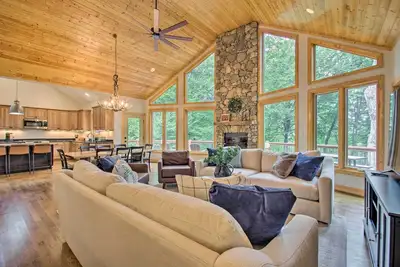 Image de Luxe Wintergreen Resort Escape w/ Hot Tub!