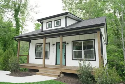 Image de ⭐️Brand New Cozy Creekside Cottage w mtn views🏔