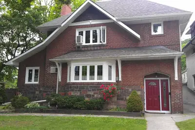 Image de Location, location, location! Downtown Toronto. Maximum 4 people.