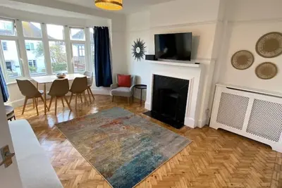 Image de Entire 2 bed property, 1 road back from the sea