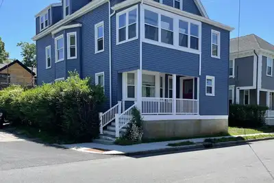 Image de Located just 2 blocks away from Newpor'ts famous Cliff Walk!