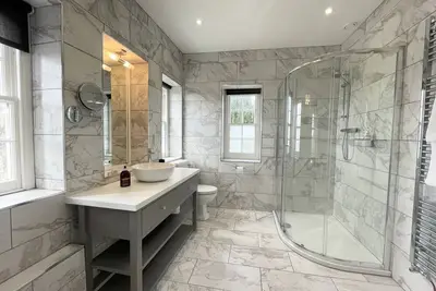 Image de Hazelwood-de Luxe-Appartement-Salle de bain privée séparée-Vue sur Jardin