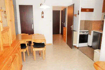 Image de 50m du centre station, Rez-de-chaussée, vue montagne, balcon, télévision, casier à ski, 30m²