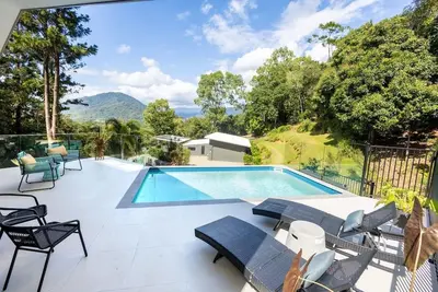 Image de Treetops Retreat: A Serene Rainforest Escape with Mountain Views