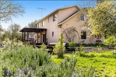Image de Stunning home with lush garden & furnished deck