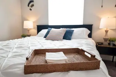Image de ☺ Work ☺ Play ☺ Relax ✔ 3 King Beds ✔ 400 + Wi-fi
