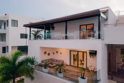 Image de New Beachfront Penthouse by RedAwning