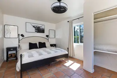 Image de Completely Renovated Old Time Los Alamos Home-- with recreation Barn!