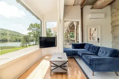 Image de Lakefront Historical Luxury - All new 2023 design