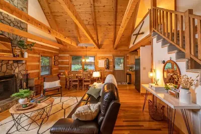Creekside Cabin > 15min to Hiking, Rafting, & the Alpine Coaster > Pet-Friendly