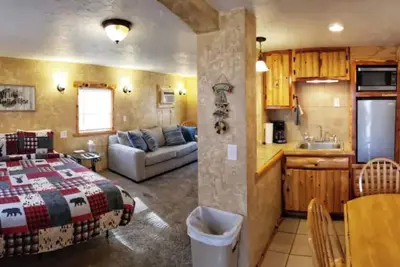 Image de Rustic Cabin at the Lake - Campfire - Near Marina