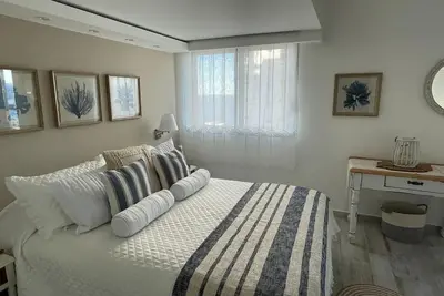 Image de Splendid Brand New Master Suite on the Peninsula
