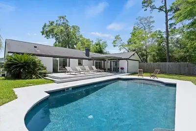 Image de Pool Home with Game Room in Heart of Jax Beach!