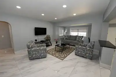 Image de Luxurious 3 Br House Near Beach & Shopping Mall