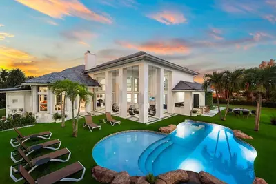 Image de 7 Bedroom Villa with Basketball Court \/ Lake, More