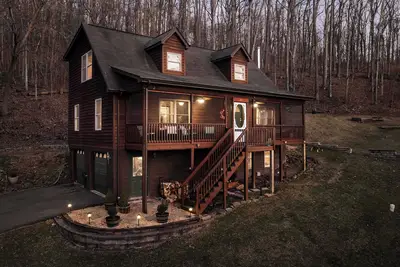 Image de Delicious Cabin | Hot Tub, Indoor Fireplace, Screened Porch, Game Room, & More!