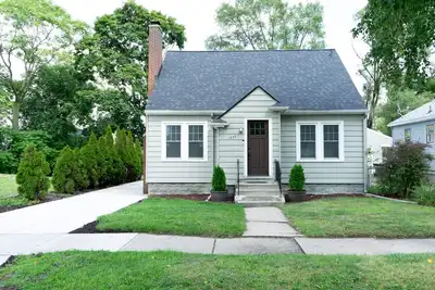 Image de Muskegon Michigan Cozy Cottage 5 Min to Downtown 10 Min to beach